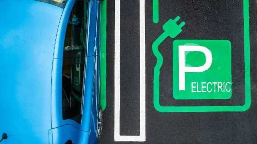 Descubre los lugares donde se verán en 2023 los cargadores de coches eléctricos. (Foto: Freepik)