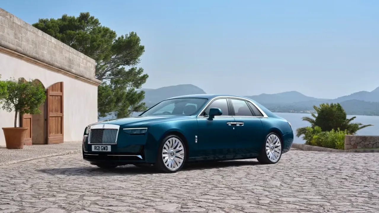 Rolls-Royce Ghost 2025: elegancia y potencia en cada detalle.