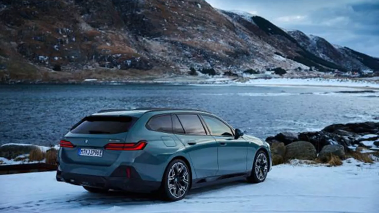 BMW Serie 5 Touring 2024 en un paisaje invernal junto al lago.