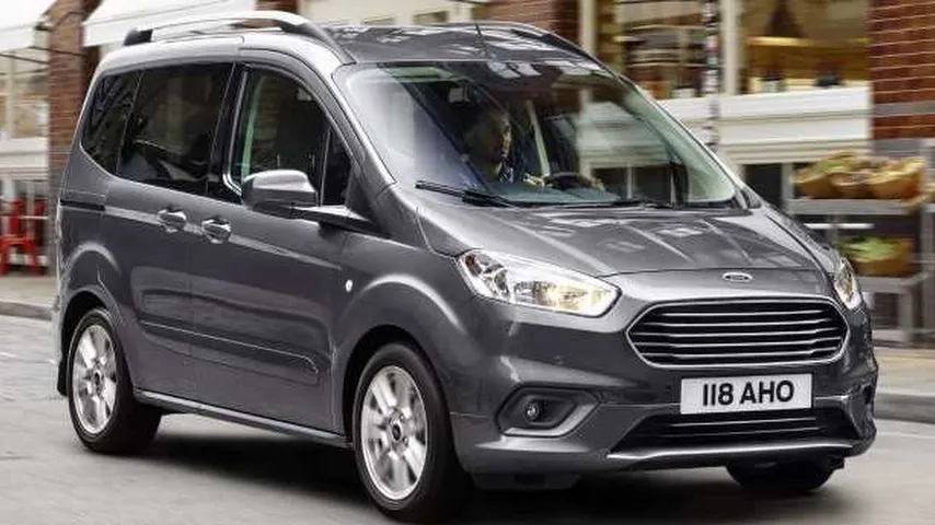 Ford Tourneo Courier: una furgoneta familiar versátil con dos versiones (gasolina y eléctrica) y amplio equipamiento.